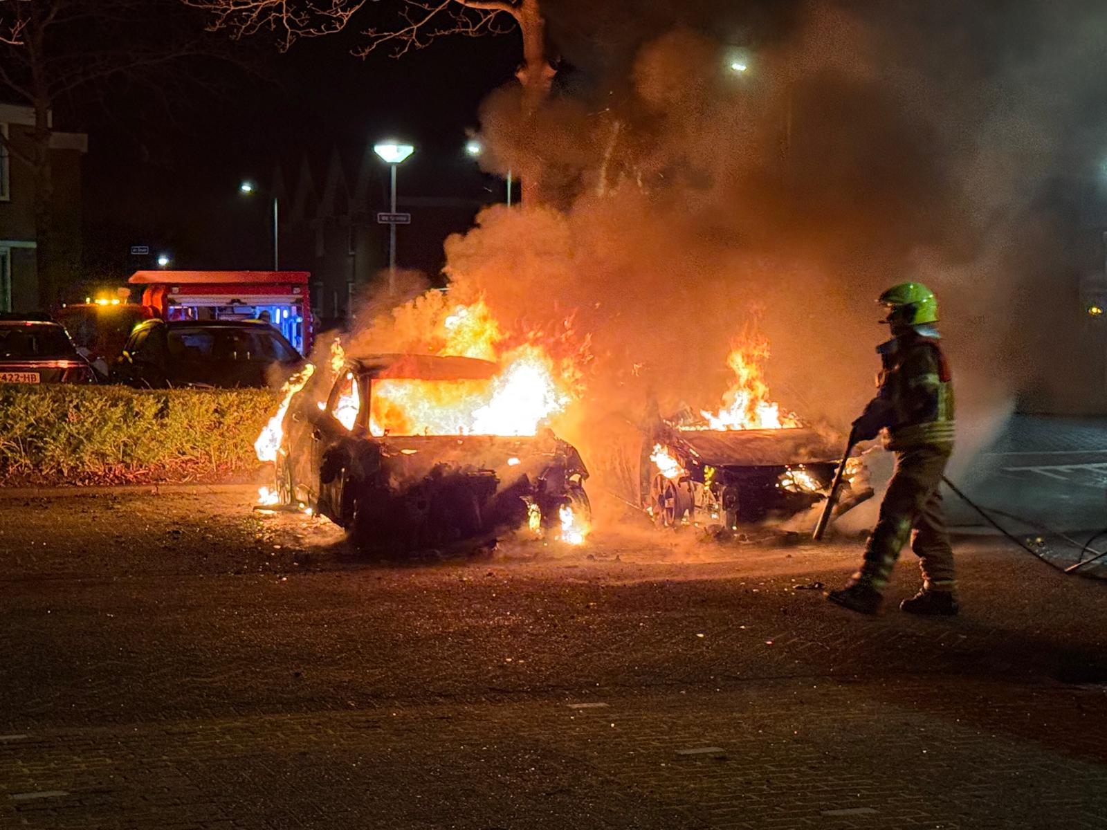 Twee auto’s door onbekende oorzaak in brand op de Branding in Hellevoetsluis