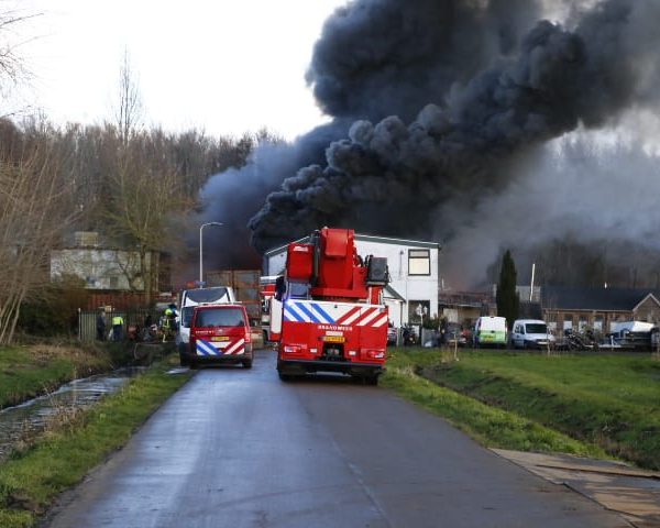 Brand aan Bonseweg Hellevoetsluis slaat over naar naastgelegen pand