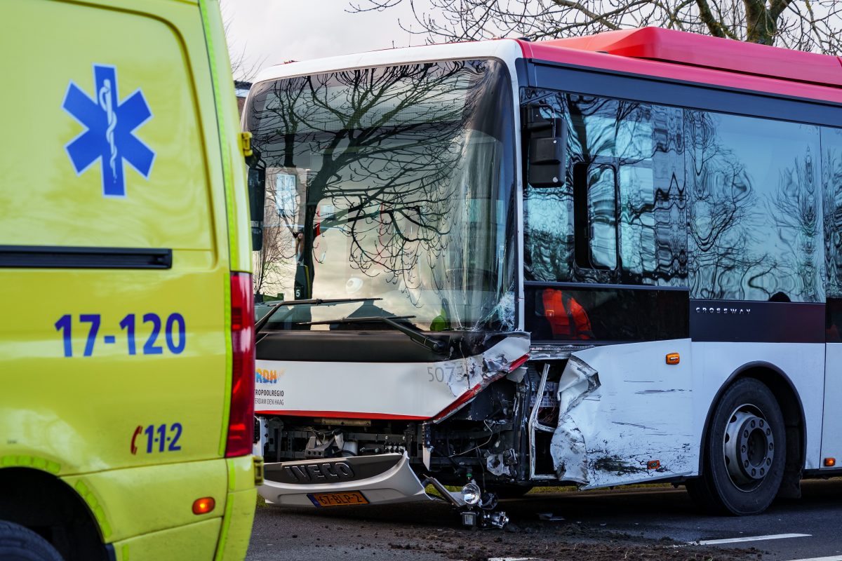 Bus en auto komen met elkaar&hellip;