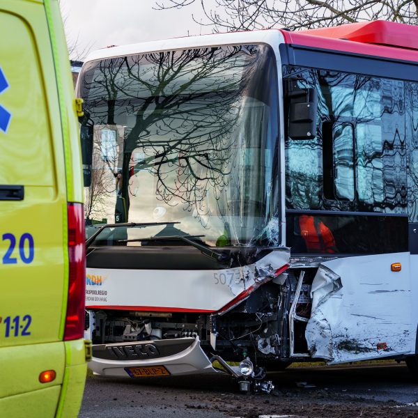 Bus en auto komen met elkaar in botsing op N218 bij Vierpolders