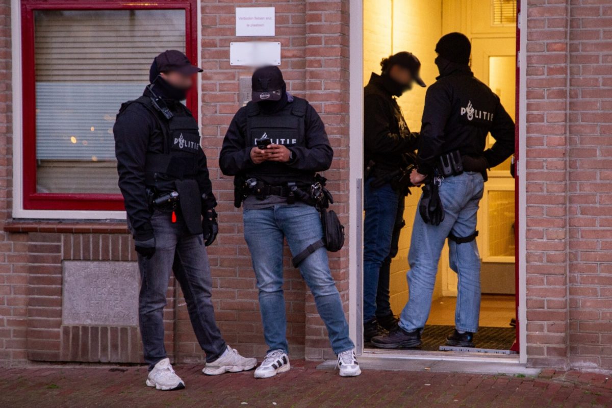 Politie treft vuurwapen en illegaal vuurwerk…