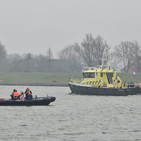 Bestuurder vermist na auto te water bij pont Nieuw-Beijerland–Hekelingen