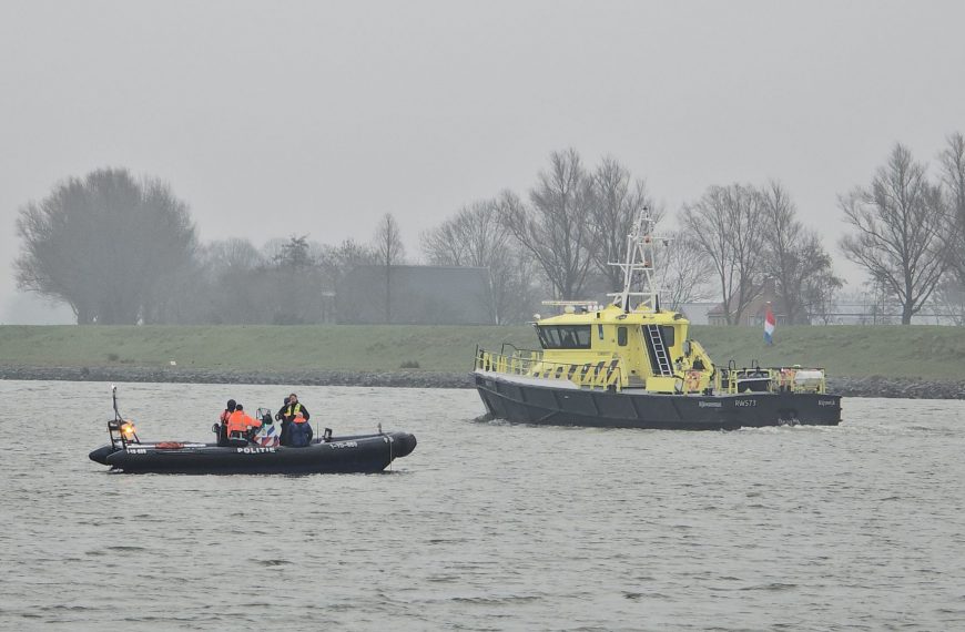 Bestuurder vermist na auto te water bij pont Nieuw-Beijerland–Hekelingen