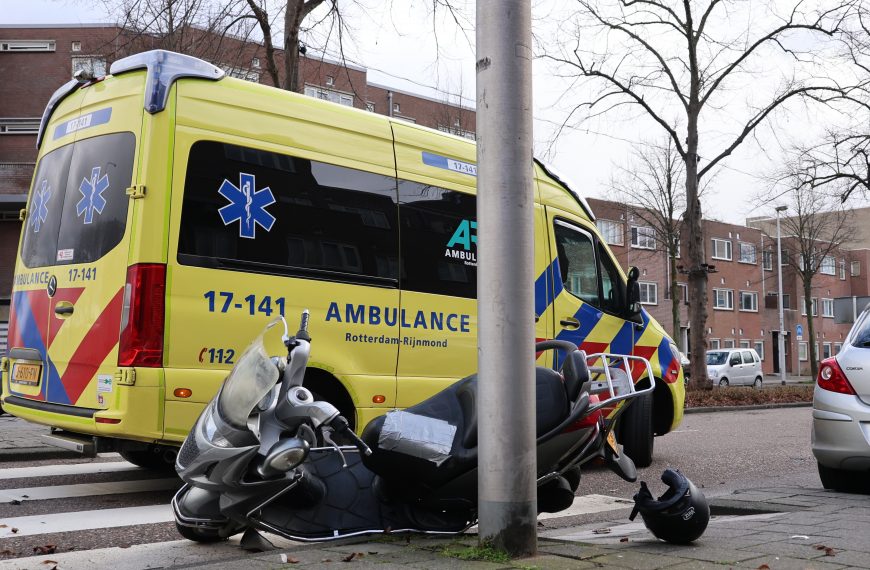Scooterrijder gewond bij aanrijding op Raadhuislaan in Spijkenisse